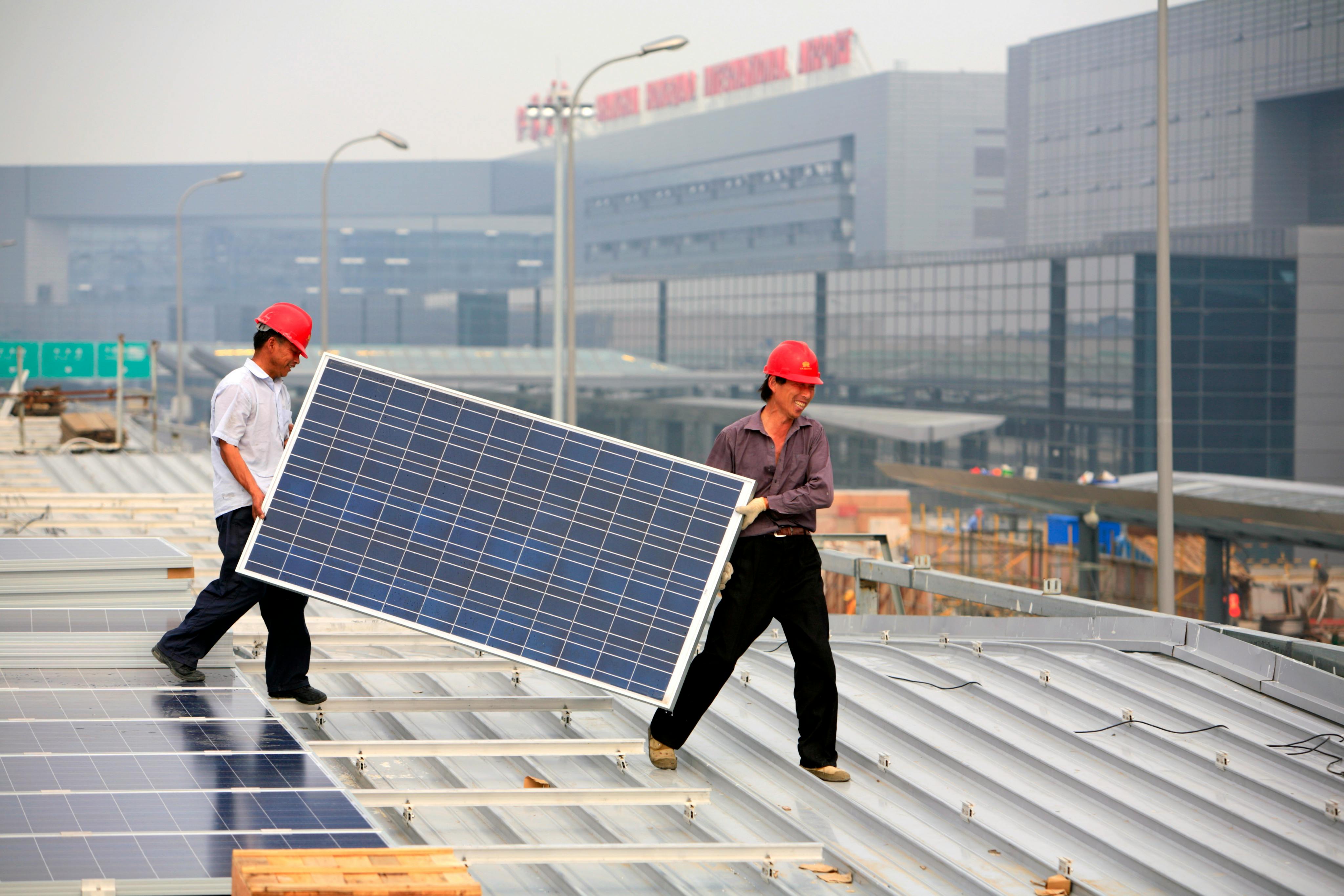 Solar_Installation_Workers_China