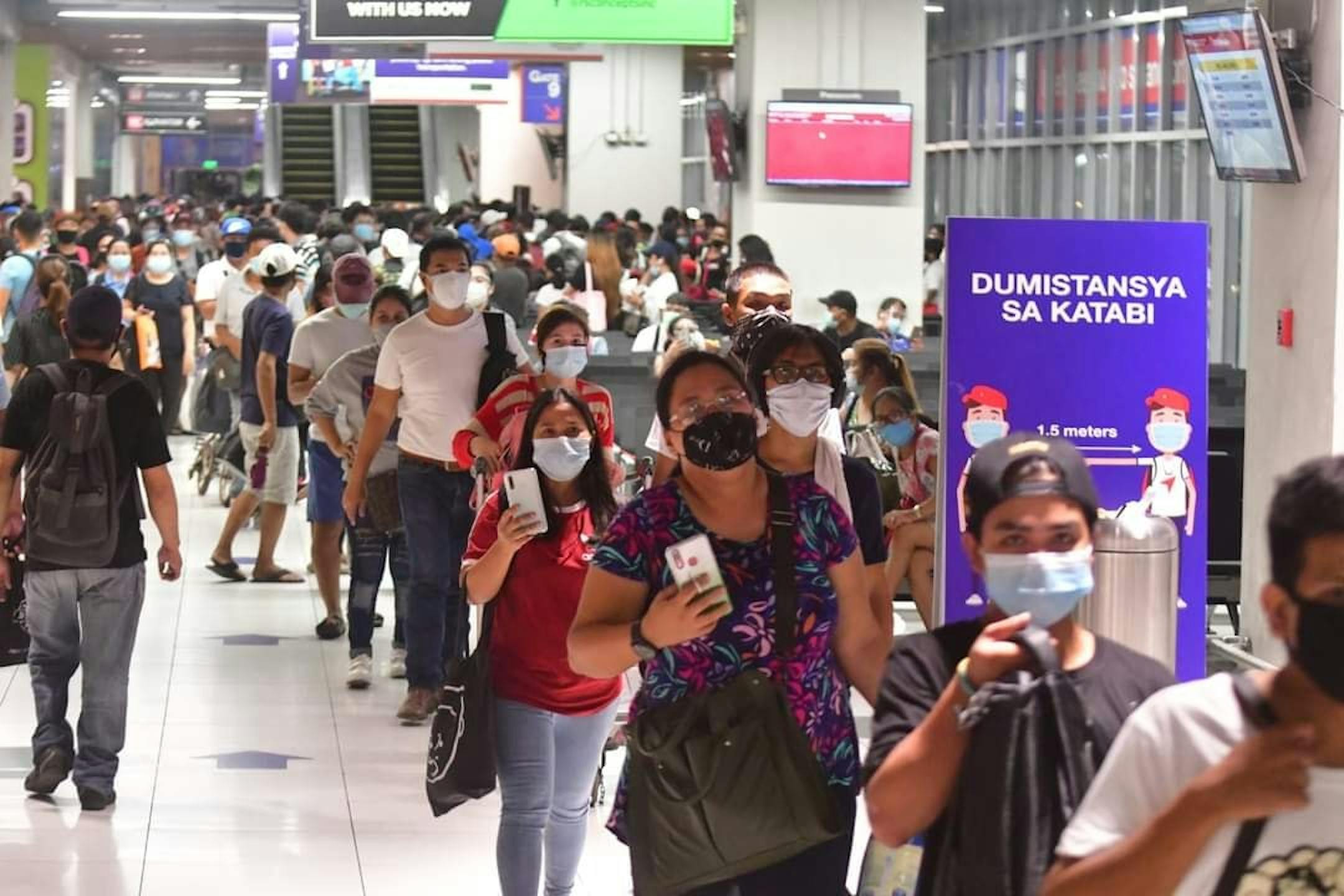 Filipino commuters during Covid. Image: Commuters of Metro Manila