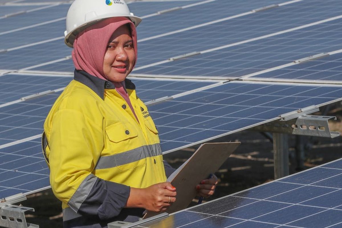 Female worker_Solar_Indonesia