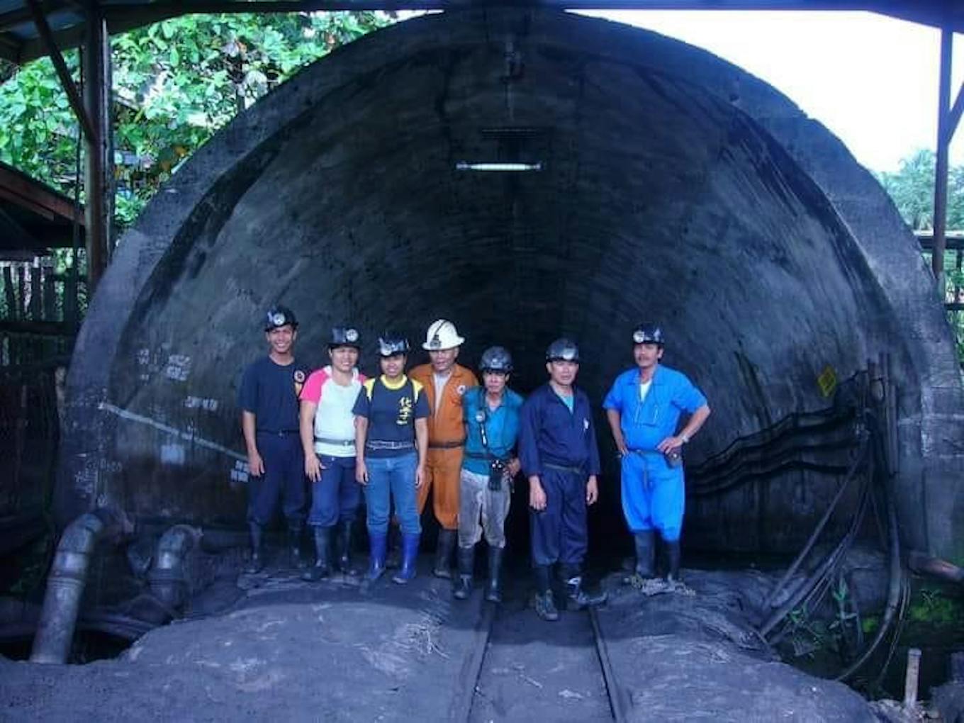 coal miners malangas coal shaft