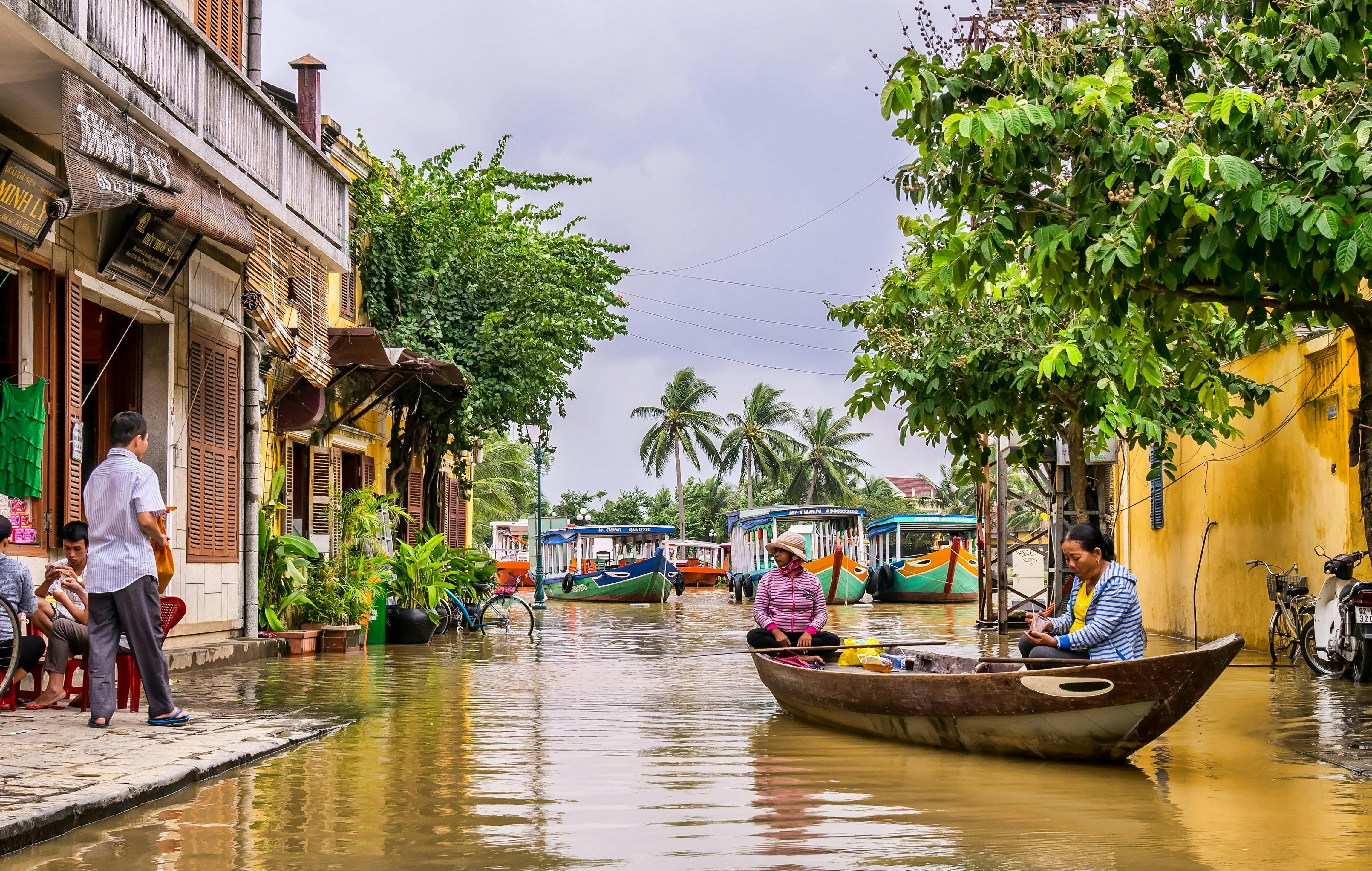 Flood_Boat_Hoi_Ann_Vietnam