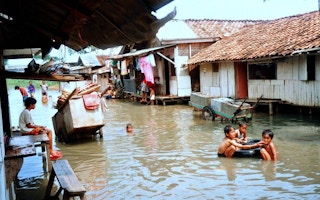 chlldren floods indonesia