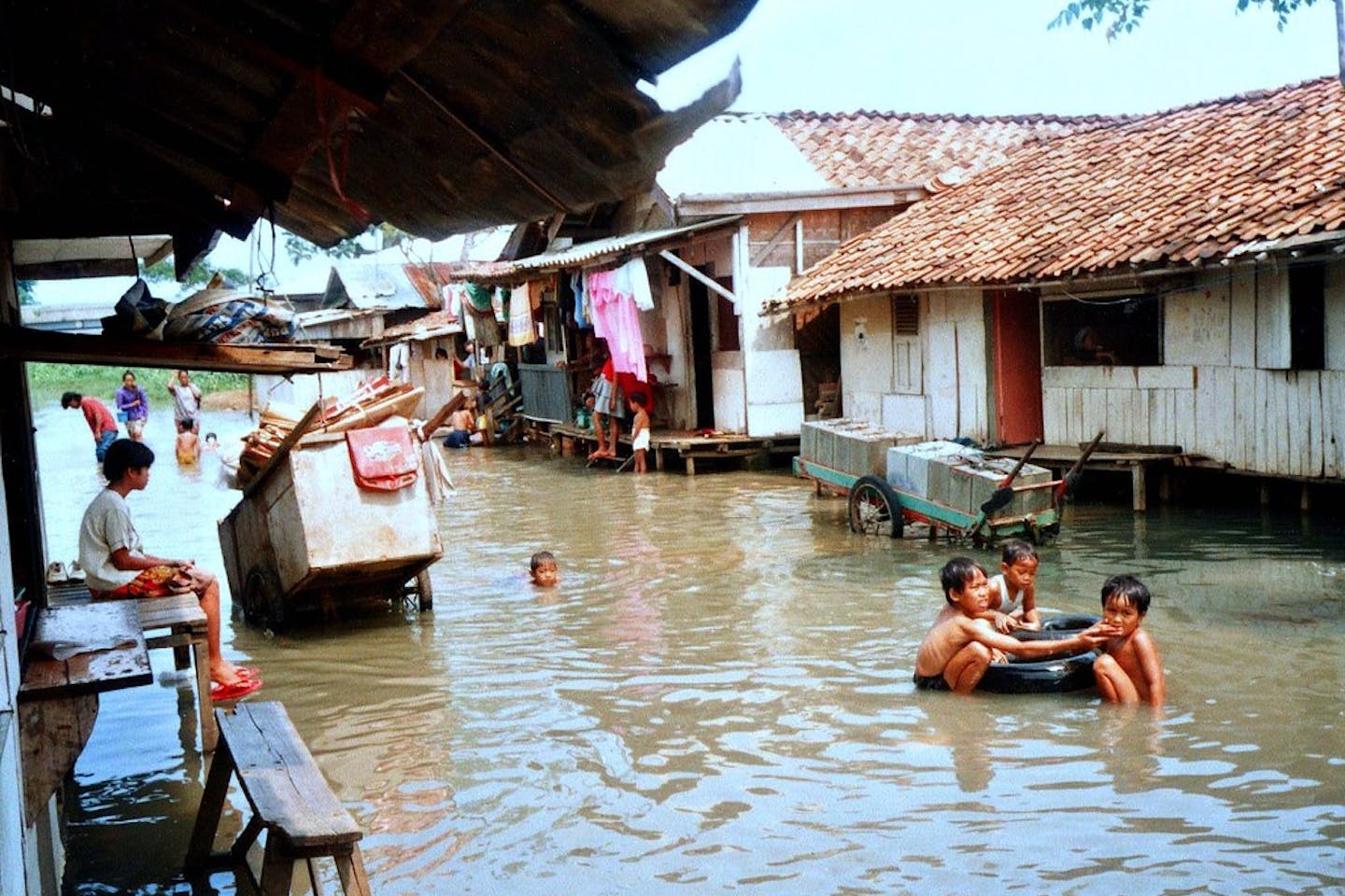 chlldren floods indonesia