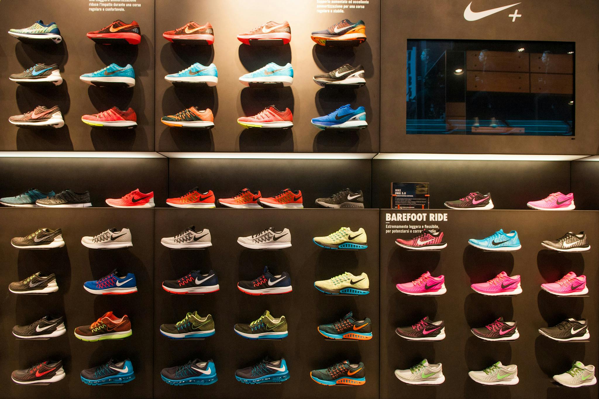 Nearby nike shoes outlet showroom