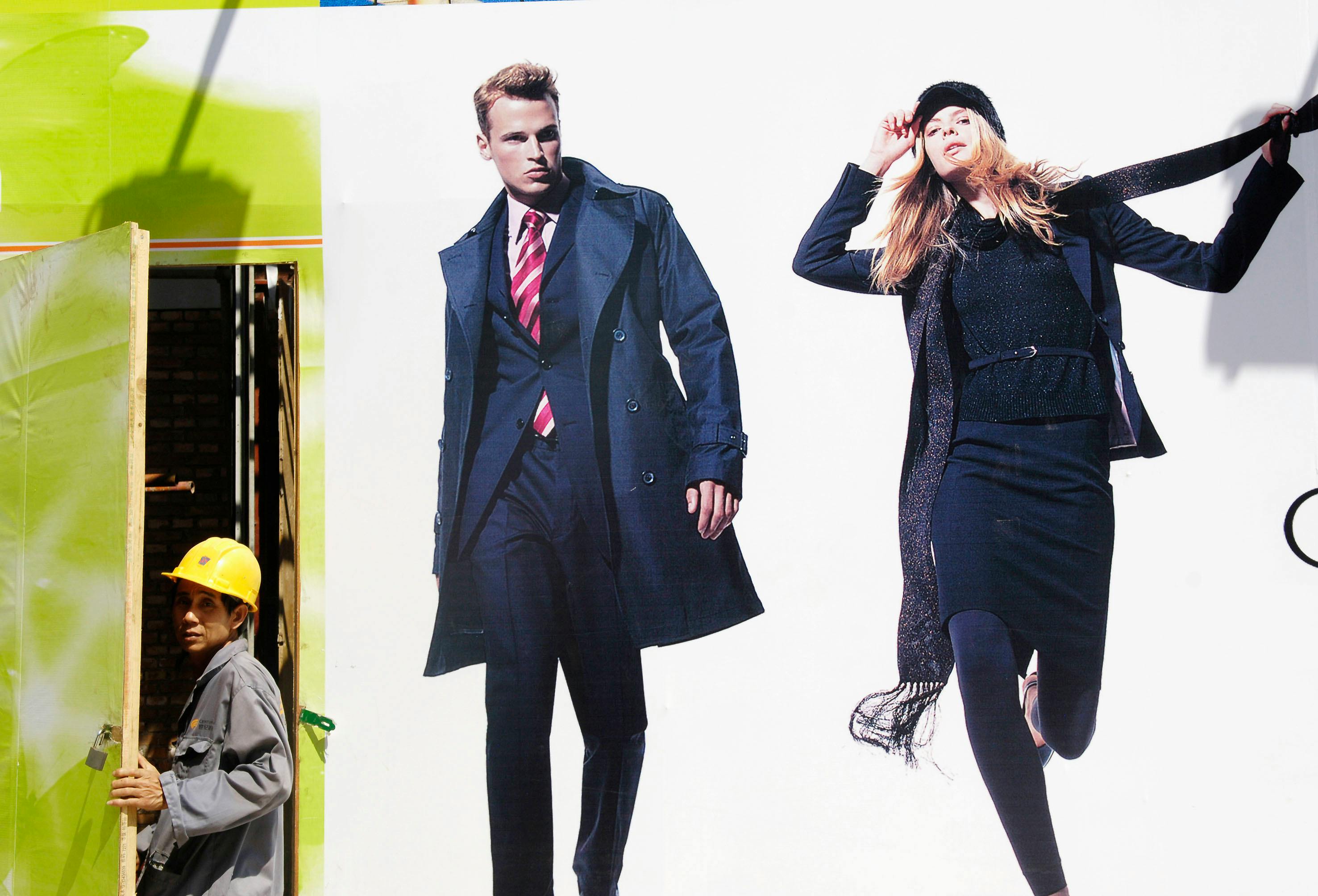 Fast_Fashion_Net_Zaro_Construction_Worker