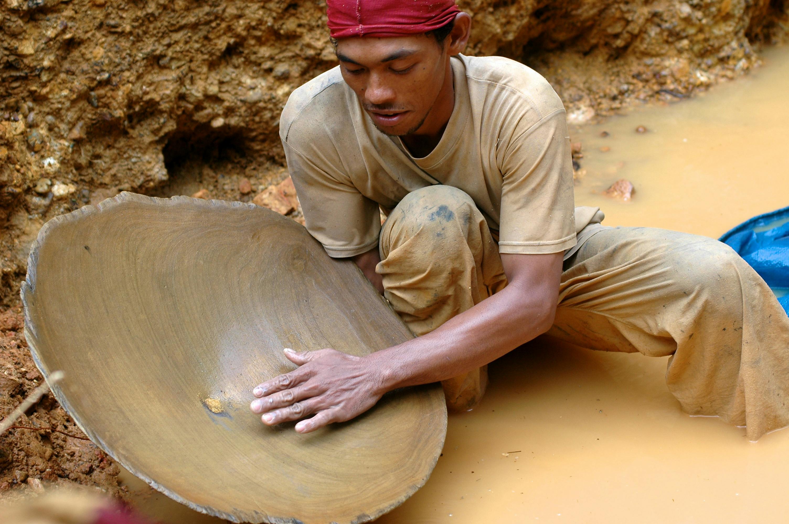 Gold_Panning_Kalimantan_Indonesia