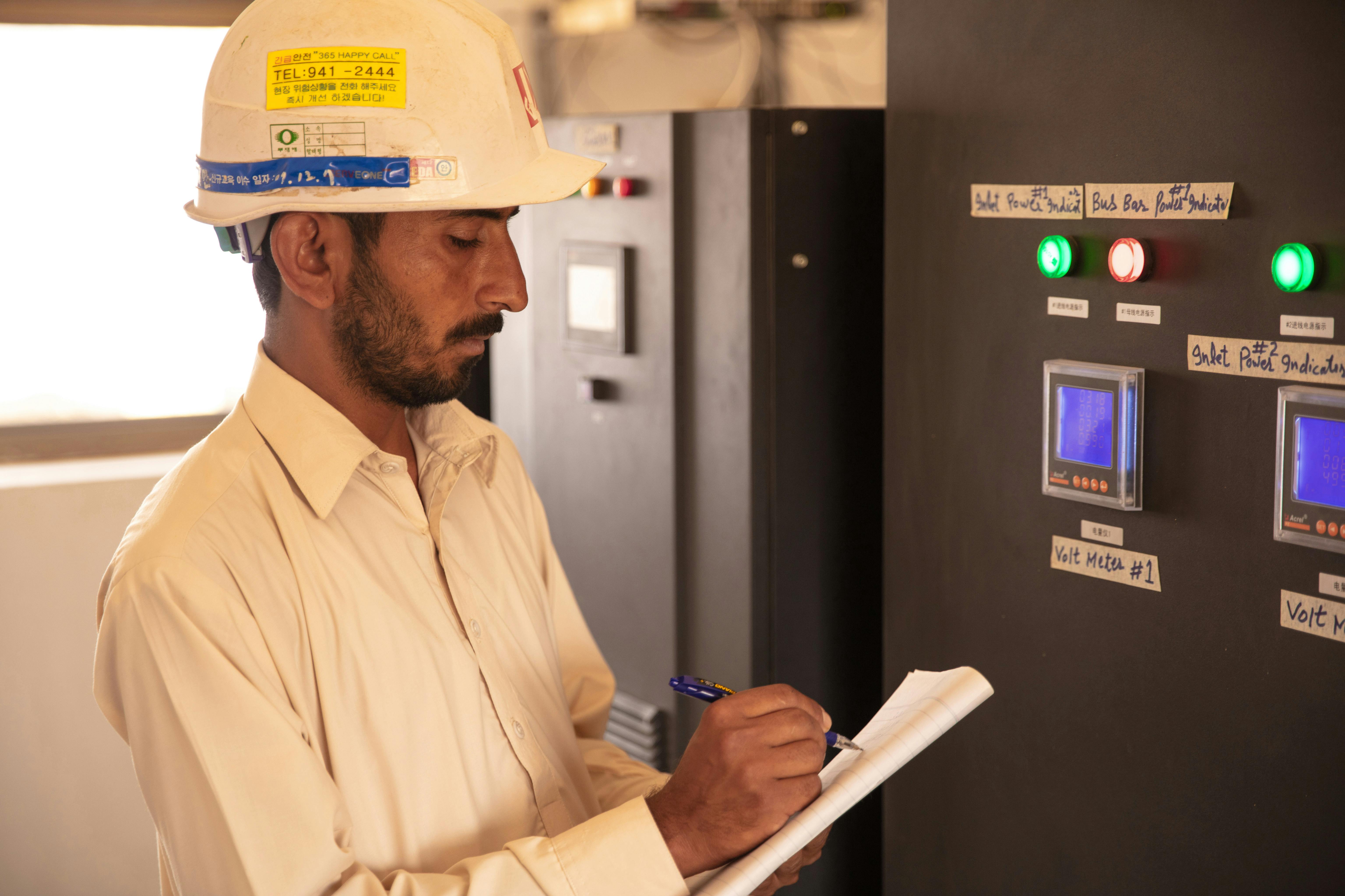 Wind_Power_Plant_Worker_Pakistan