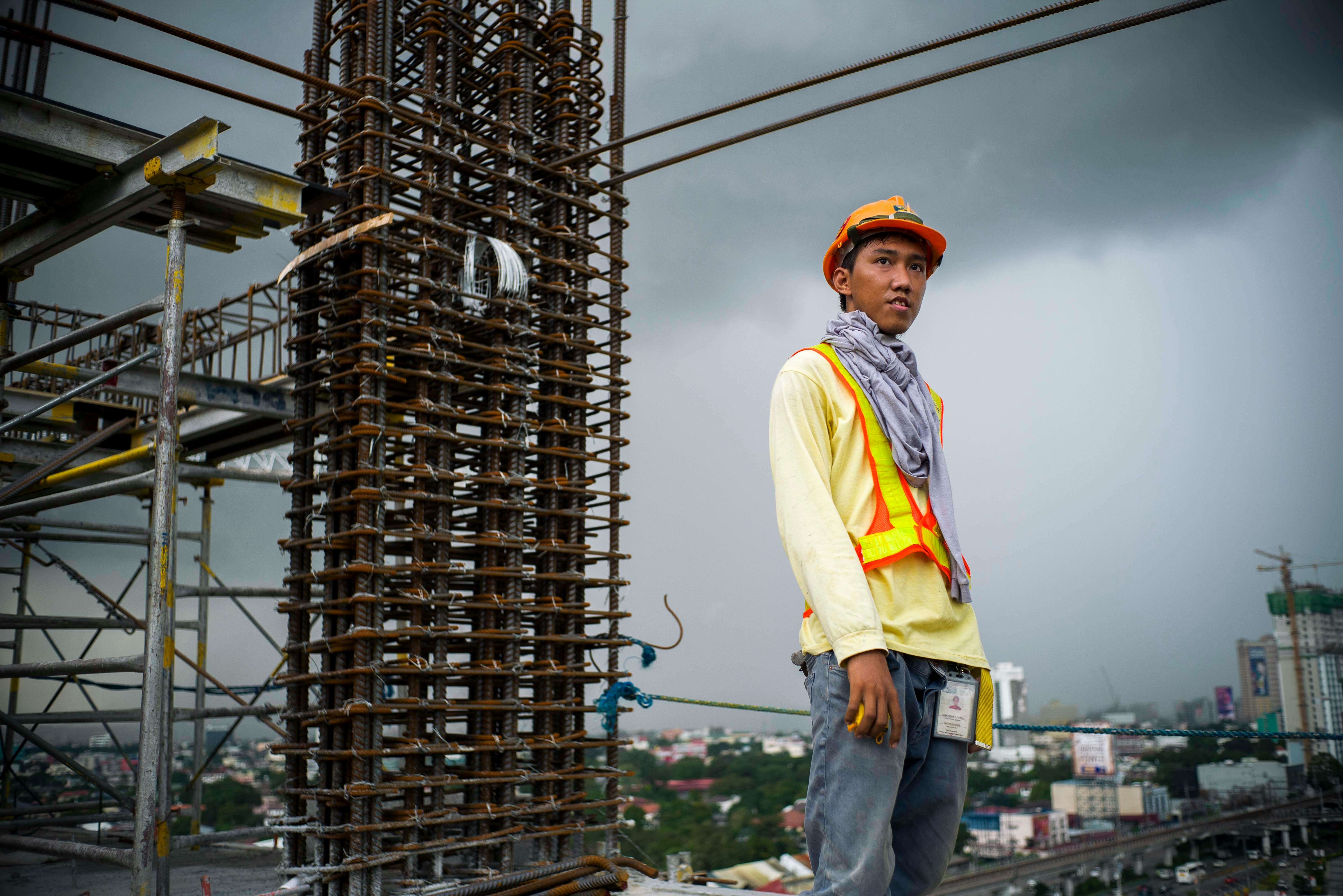 Construction_Worker_Manila_COP30_Cities
