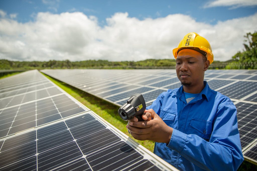 Solar_Worker_UNDP_Mauritius