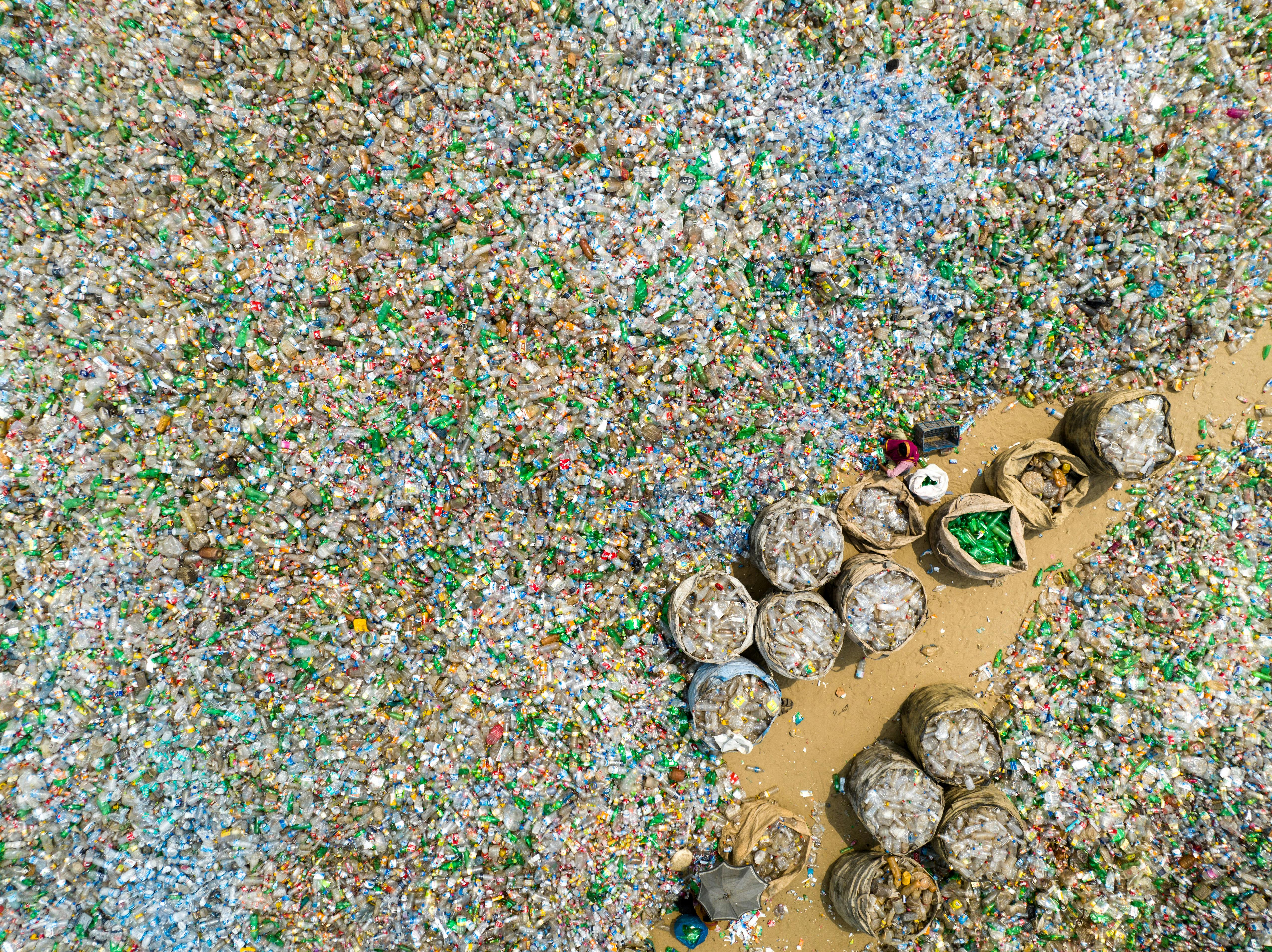 Bangladesh_Plastic_River