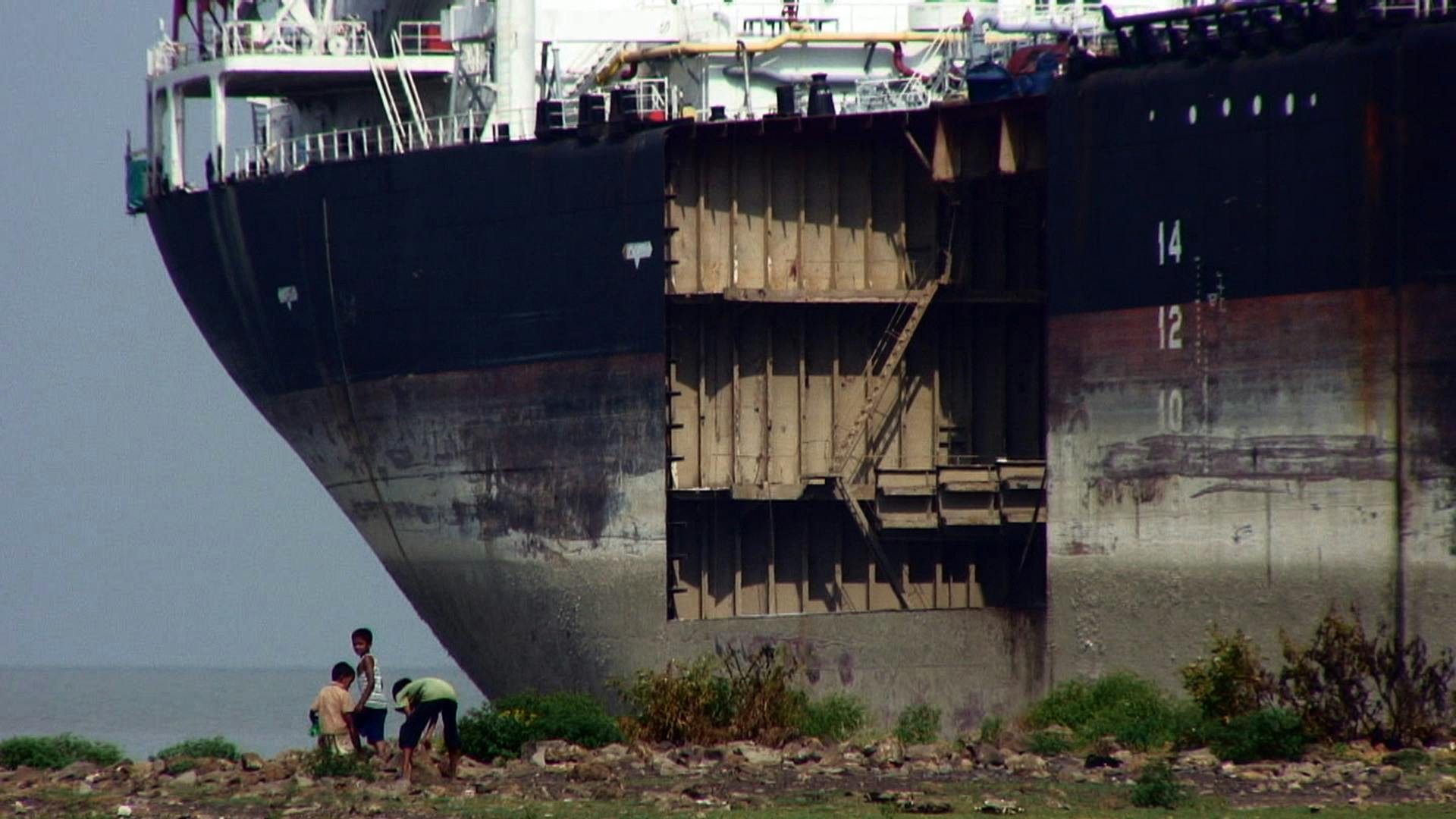 Shipbreakers_Children_Dhaka