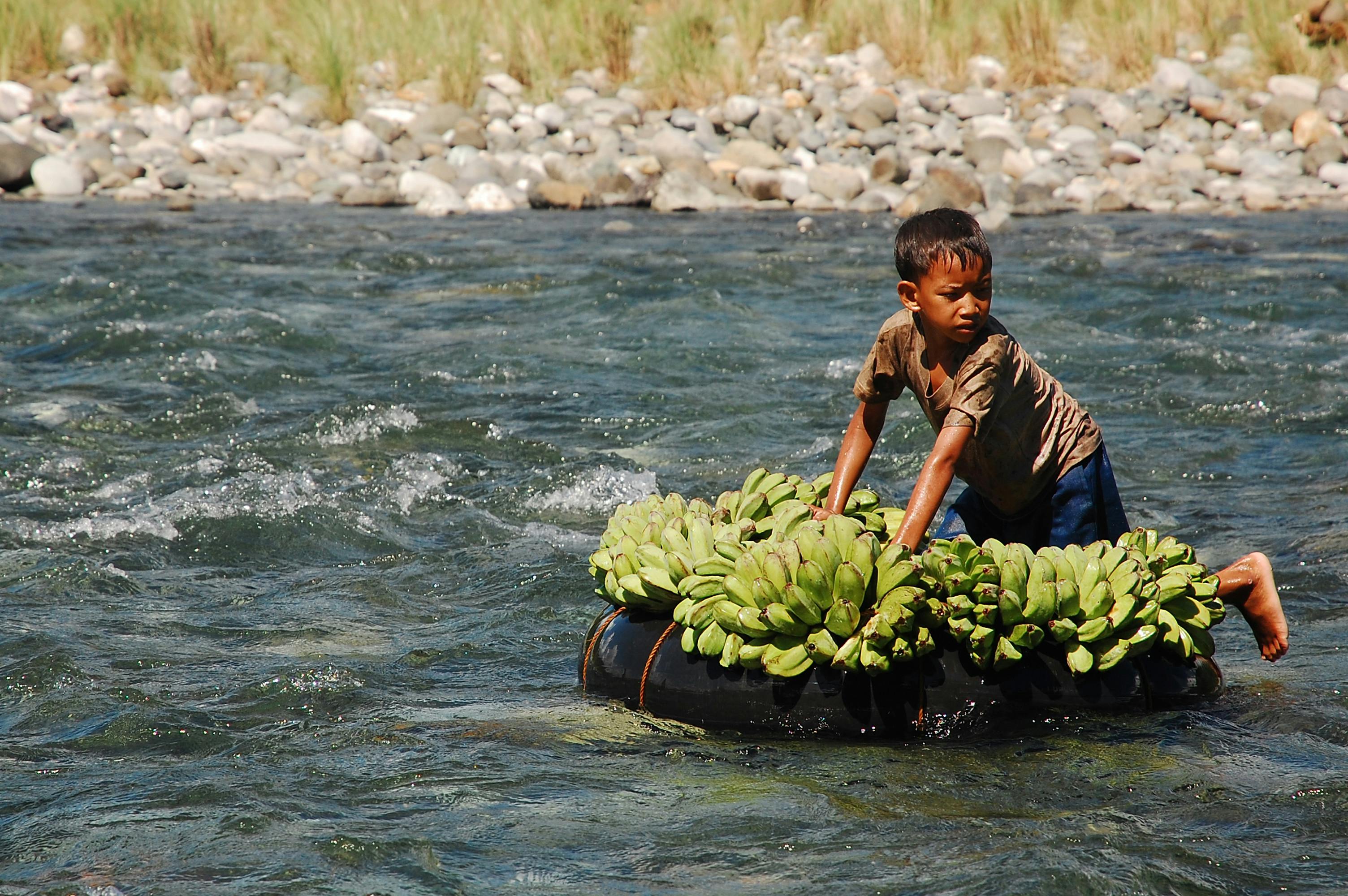 Mangyan_Boy_Boat_Mindoro