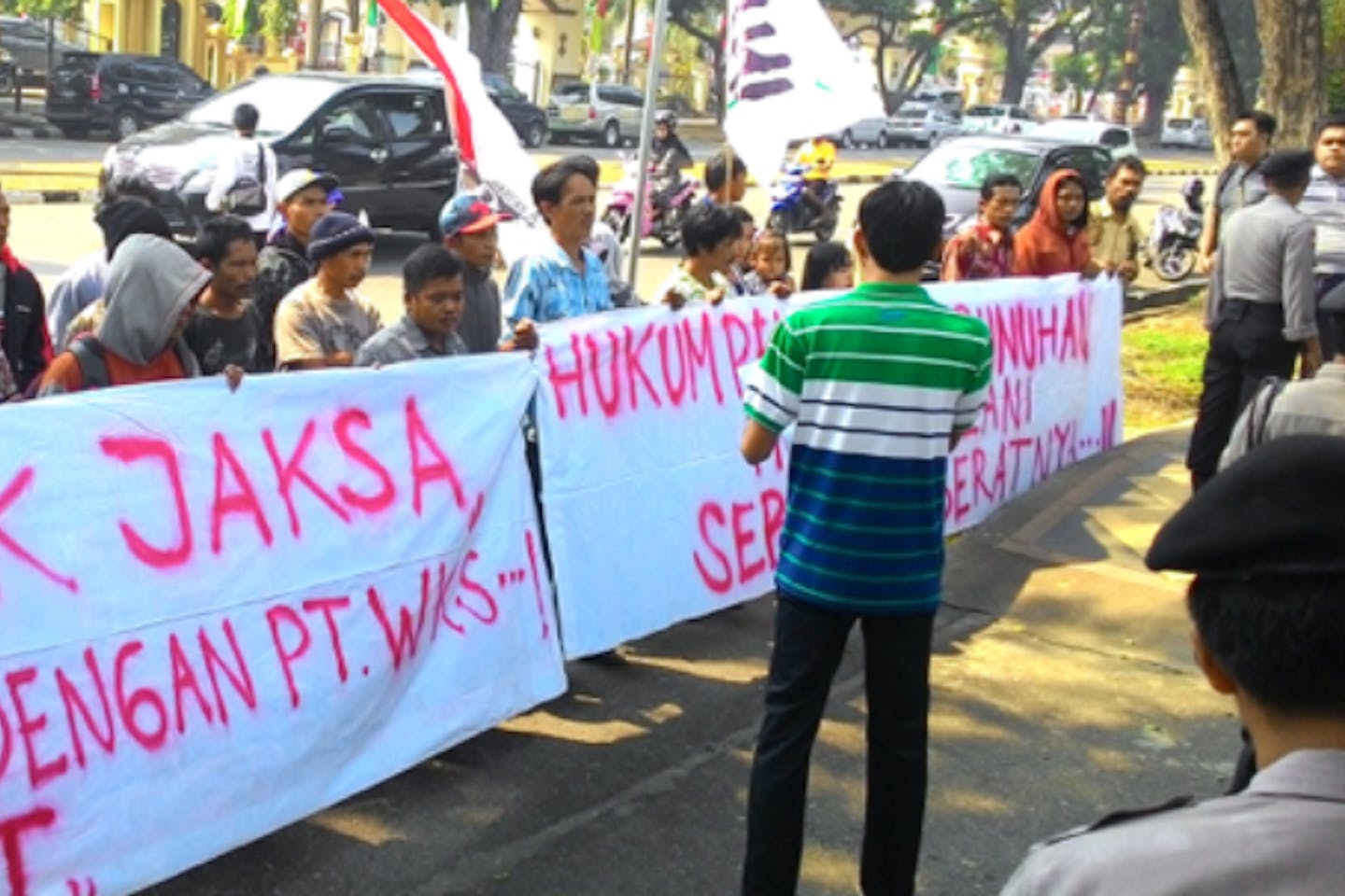 A protest against industrial pulpwood firm PT Wirakarya Sakti by villagers from Lubuk Mandarsah in Jambi, Sumatra. Image: Mongabay