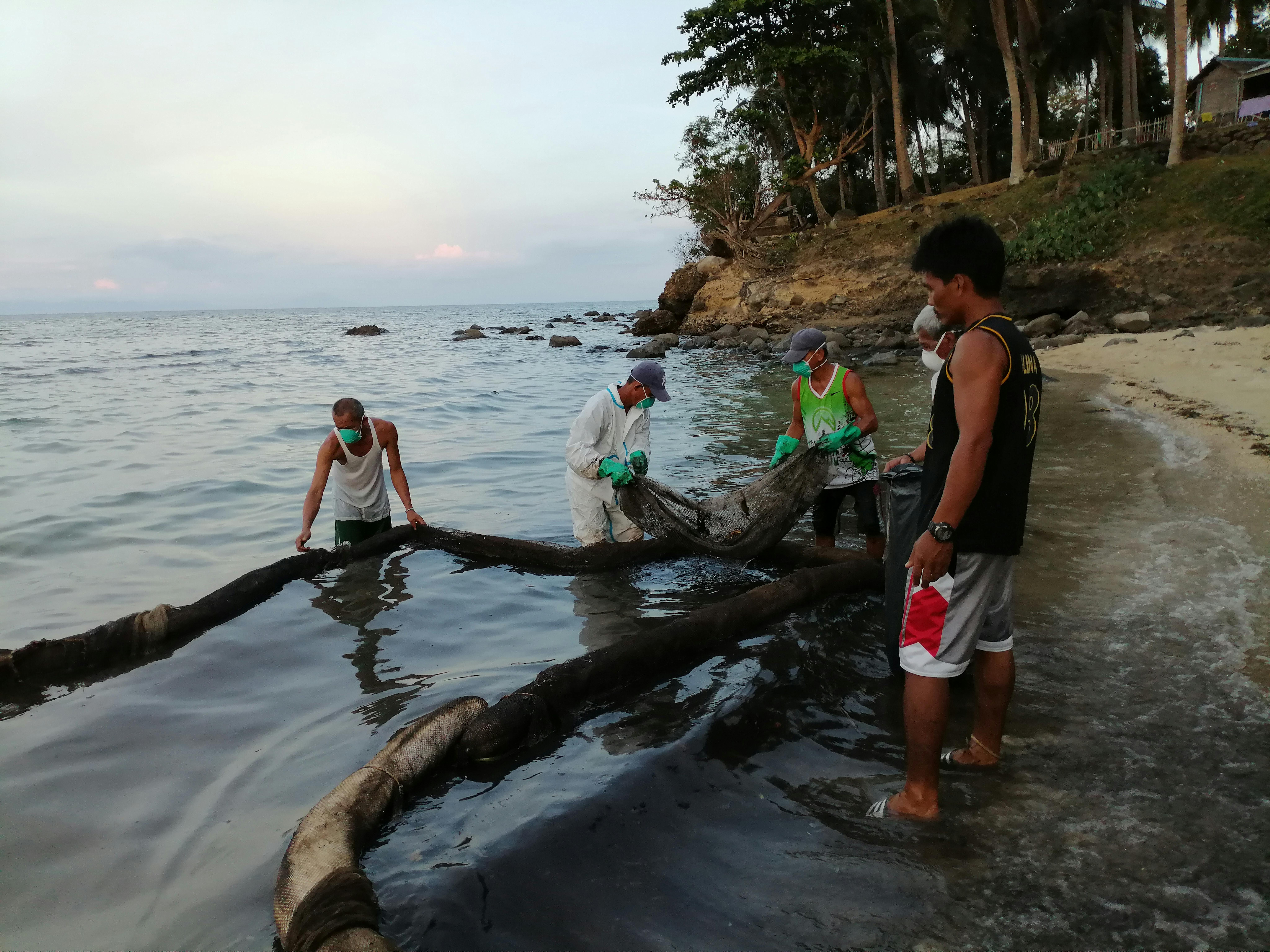 Mindoro oil spill_fisherfolk clean up
