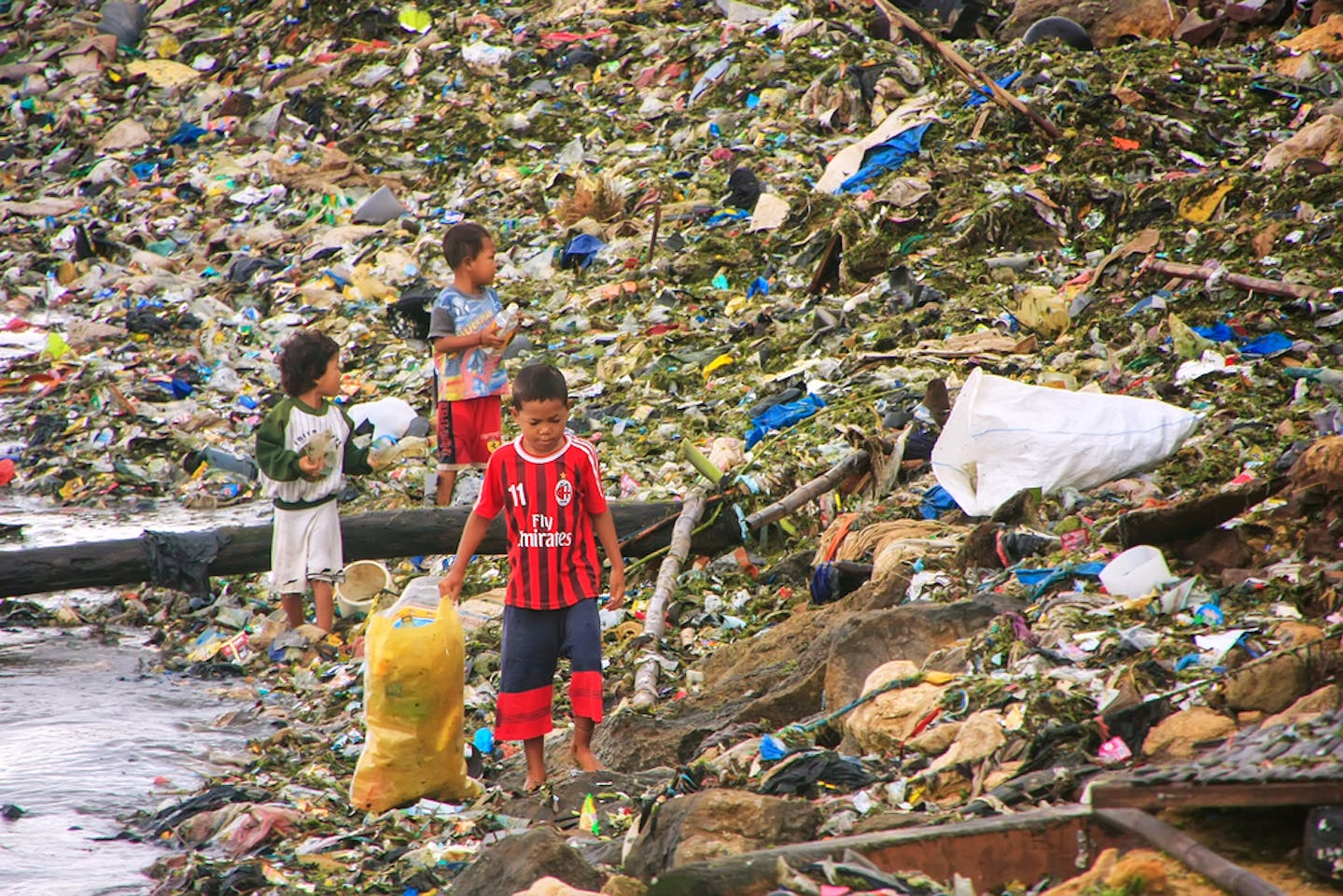 Indonesia re exporting illegal waste to other countries Indonesia re exporting illegal waste to other countries