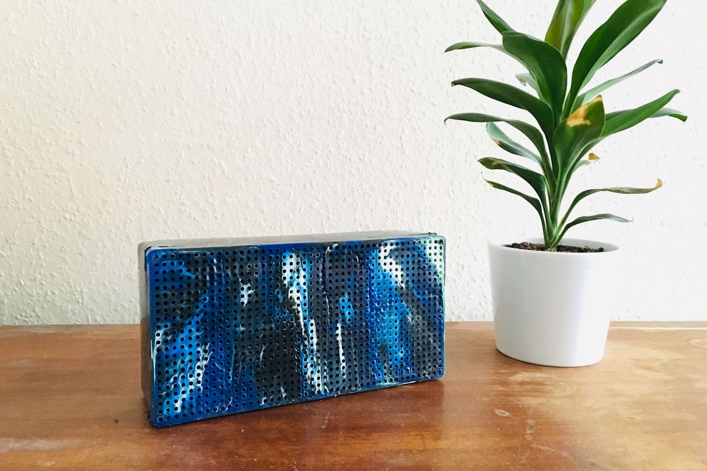 Speaker made from “non-recyclable” plastic waste