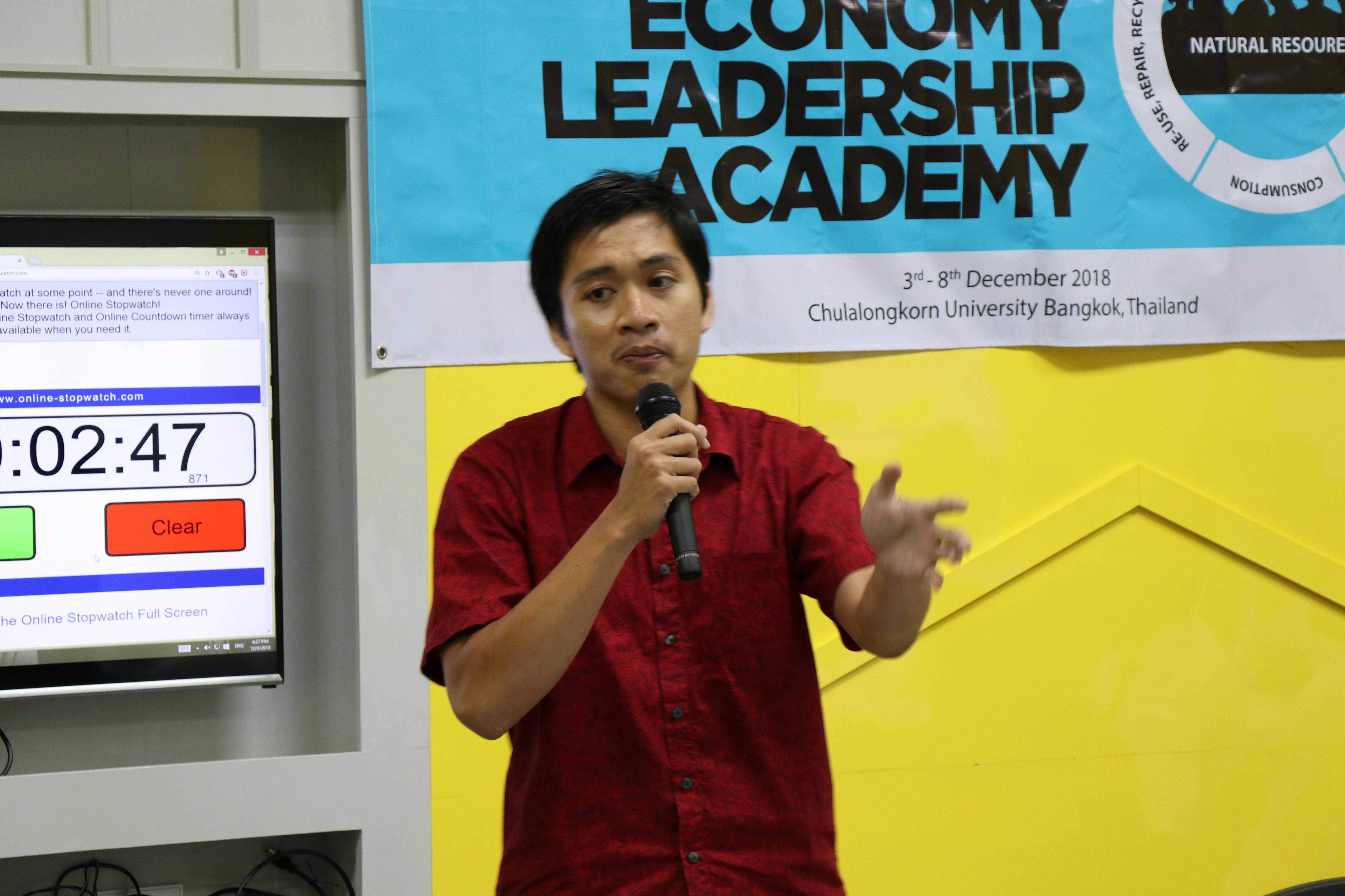 Muchtazar talking at the Asian Circular Economy Leadership Academy in 2018