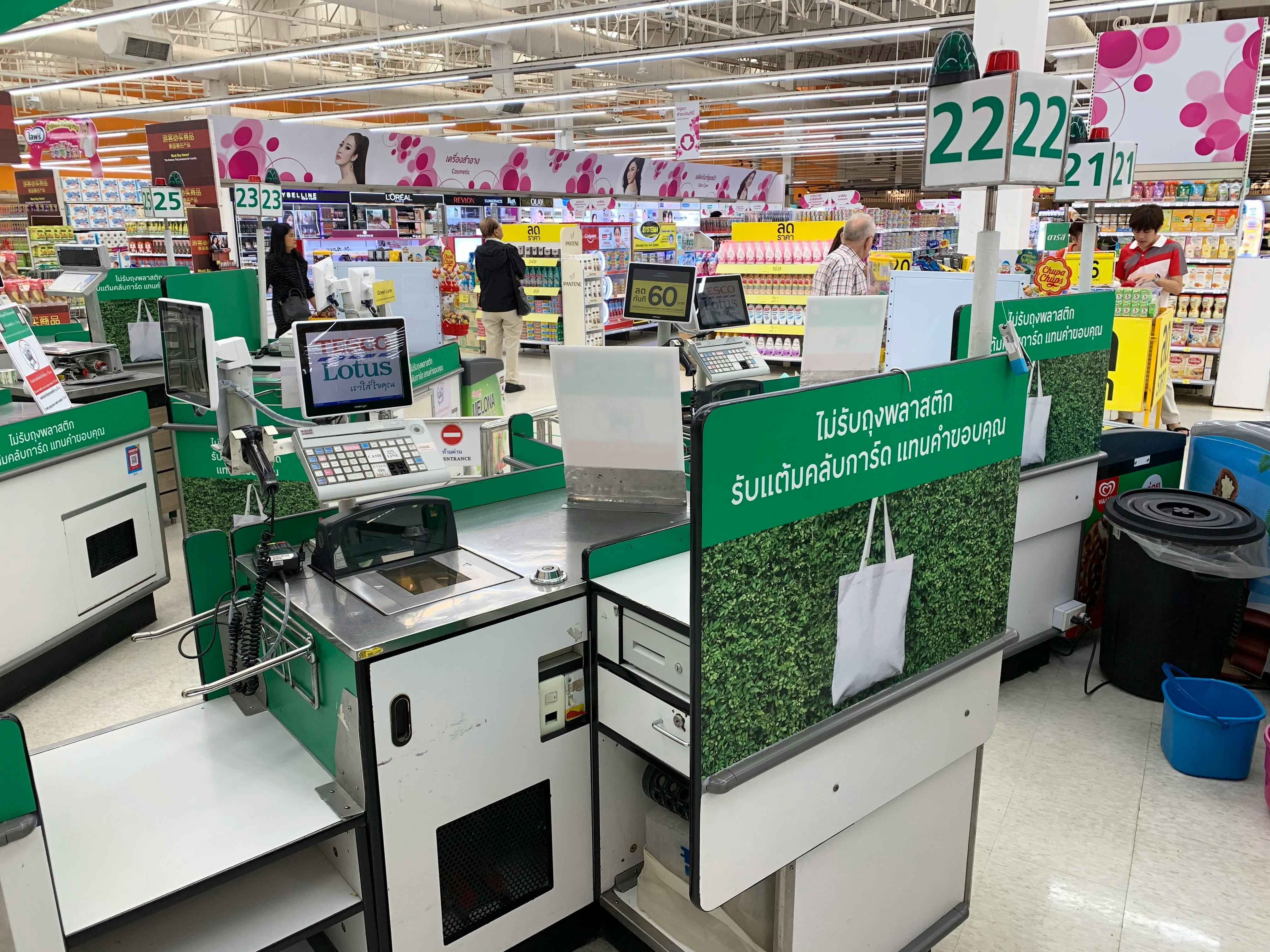 A plastic bag-free shopping aisle at a Tesco Lotus supermarket in On Nut, Bangkok. Image: Eco-Business