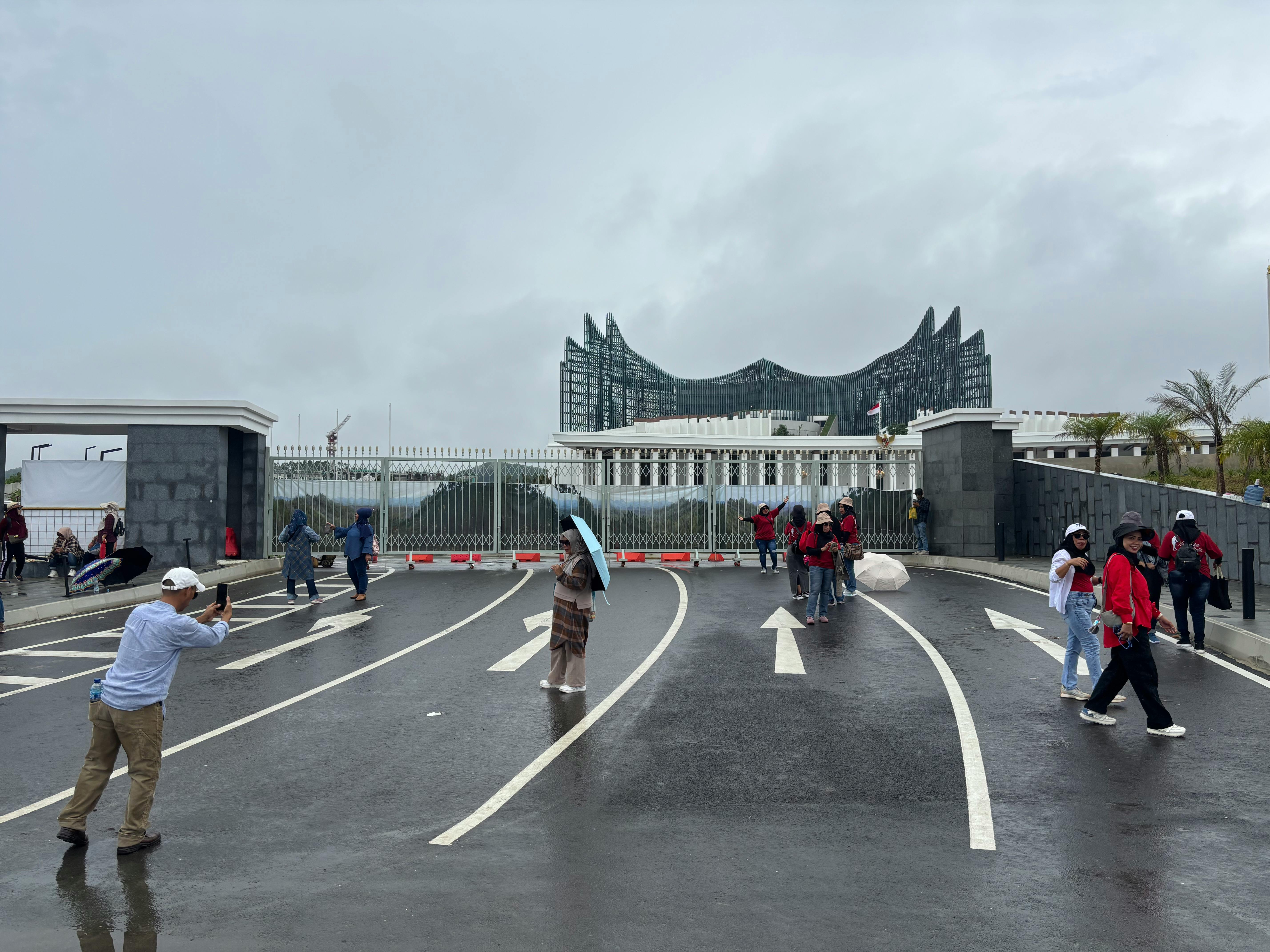 Indonesians gather to see the Garuda palace at Nusantara, East Kalimantan