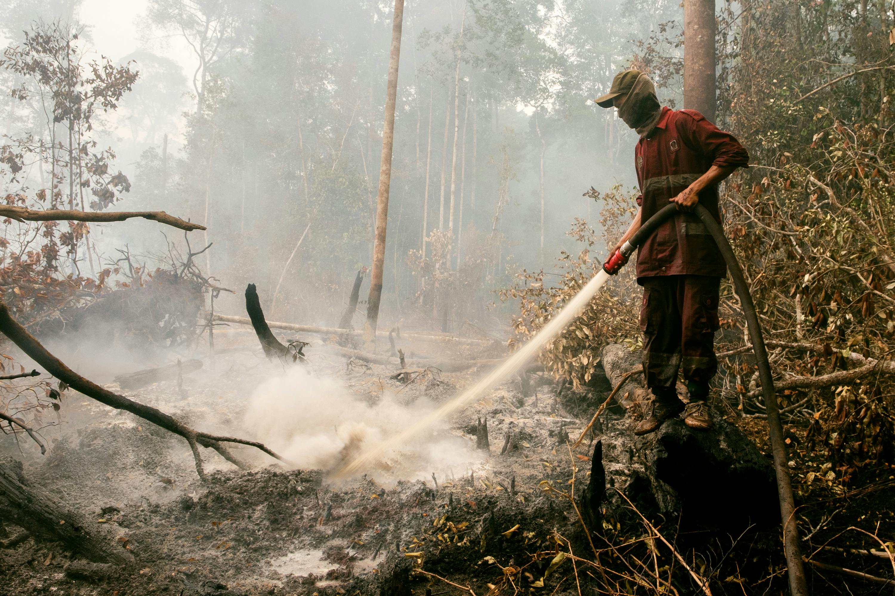 Firefighter_Hose_Wildfire_Indonesia