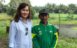 Elim Sritaba, chief sustainability officer of Asia Pulp and Paper, with Pak Suryono, a farmer who previously used slash-and-burn techniques to prepare land for cultivation. Image: APP
