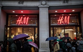 H&M shoppers