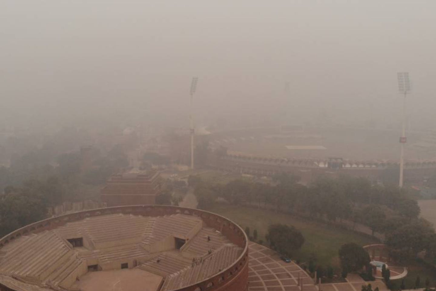 smog in gadaffi stadium lahore