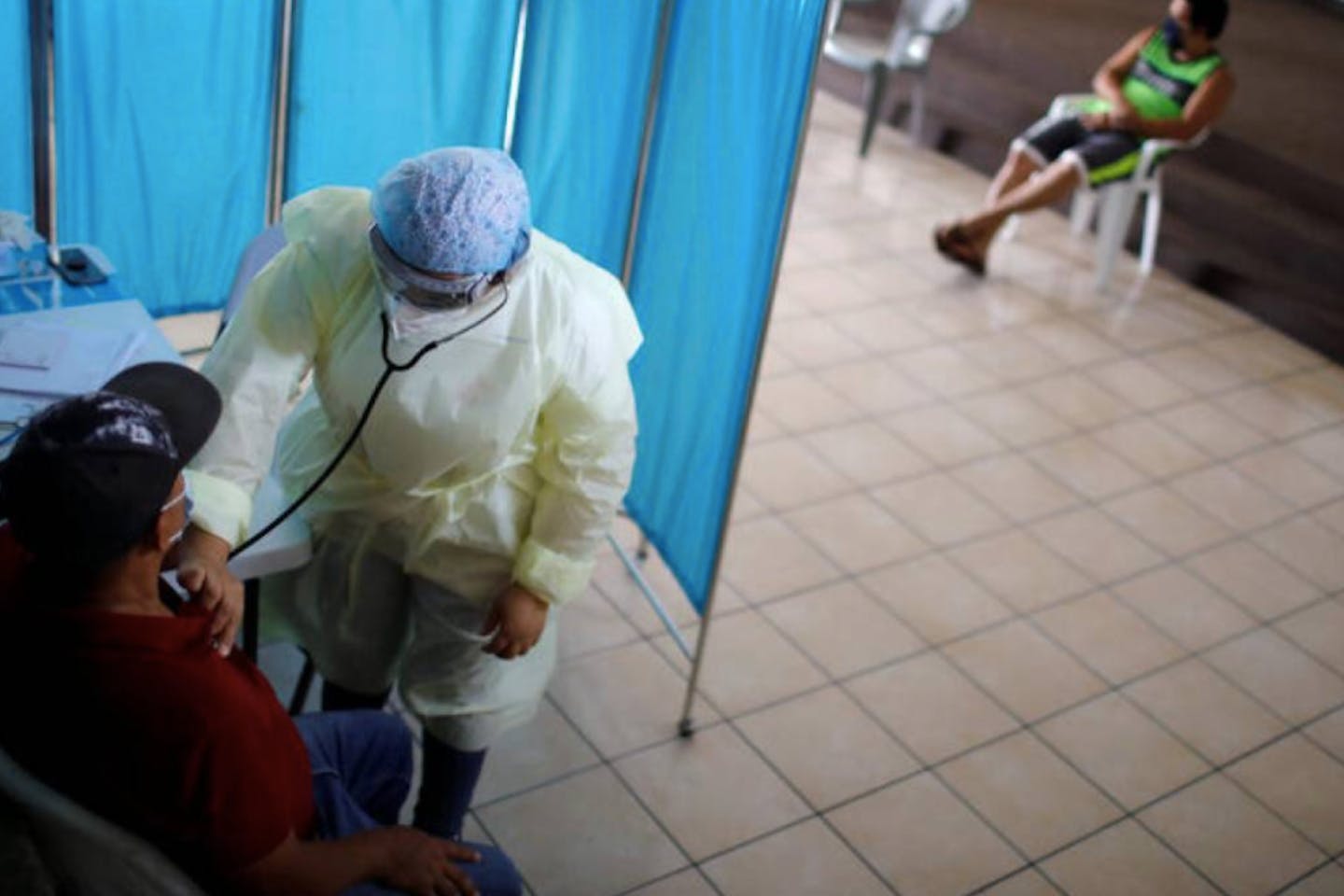 A doctor attends to a man El Salvador