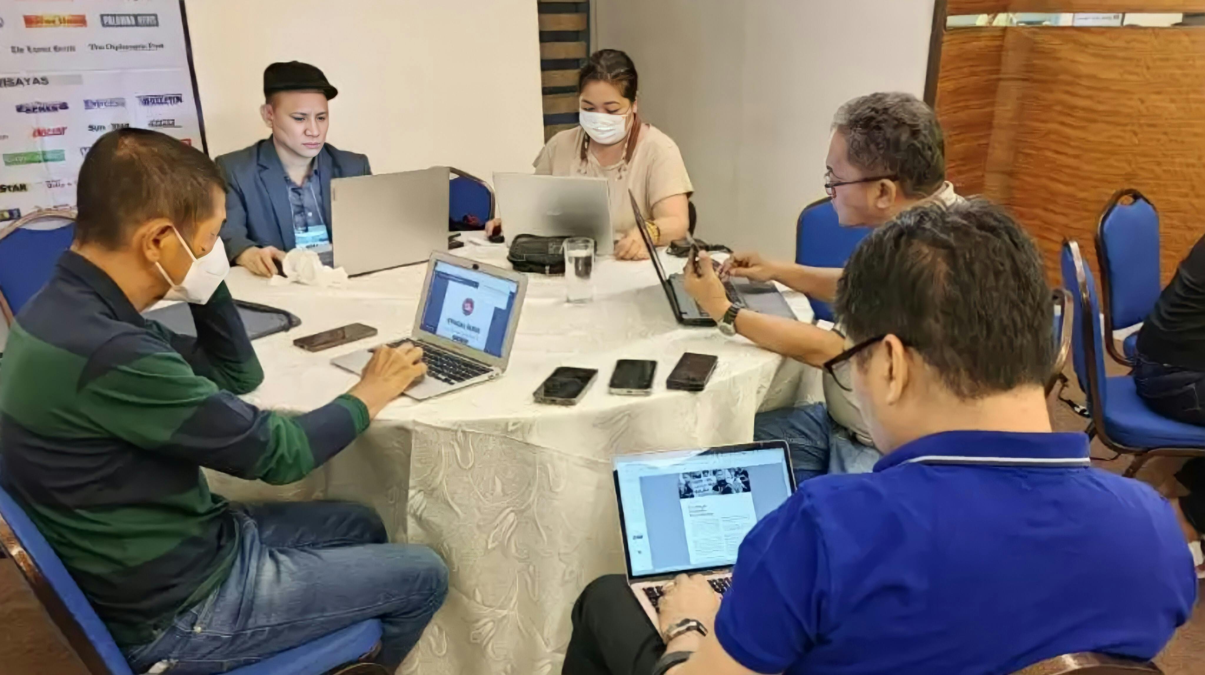 Filipino journalists attend a workshop discusing respnosible AI.