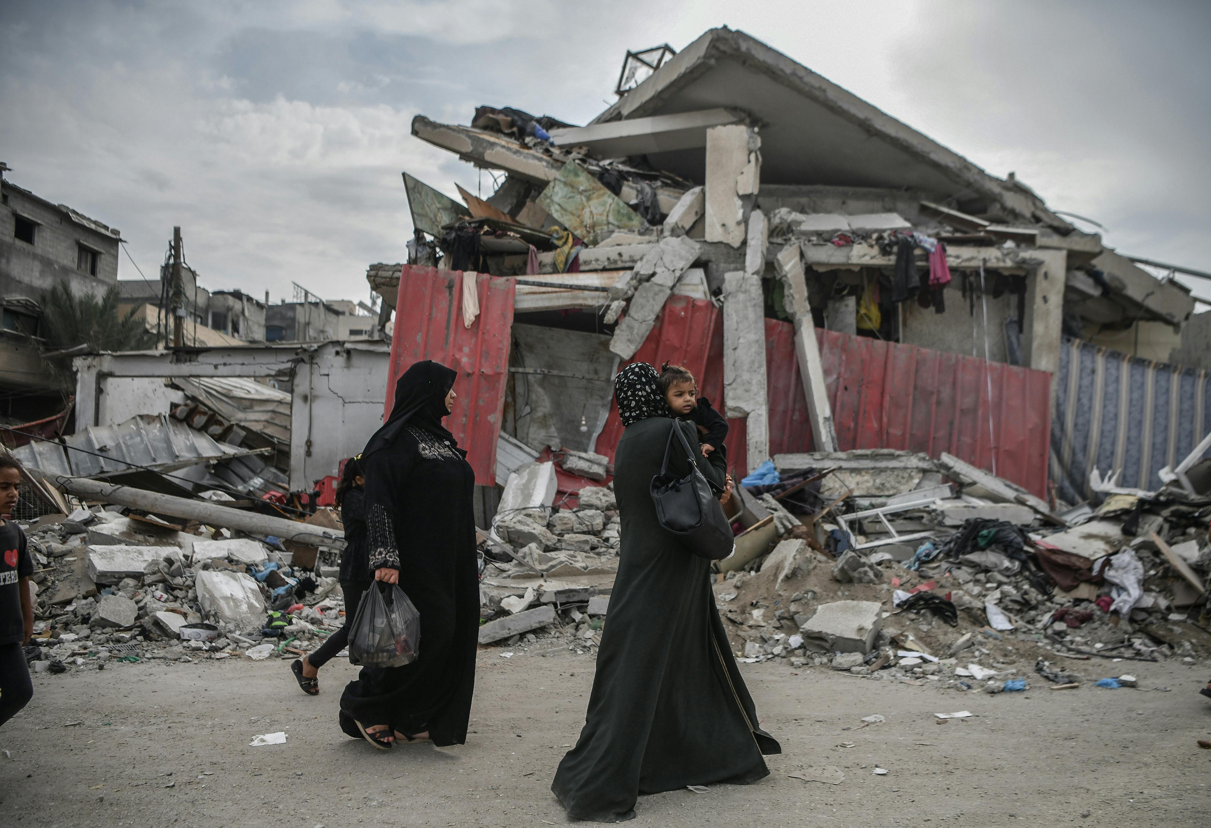 Gaza_women_debris