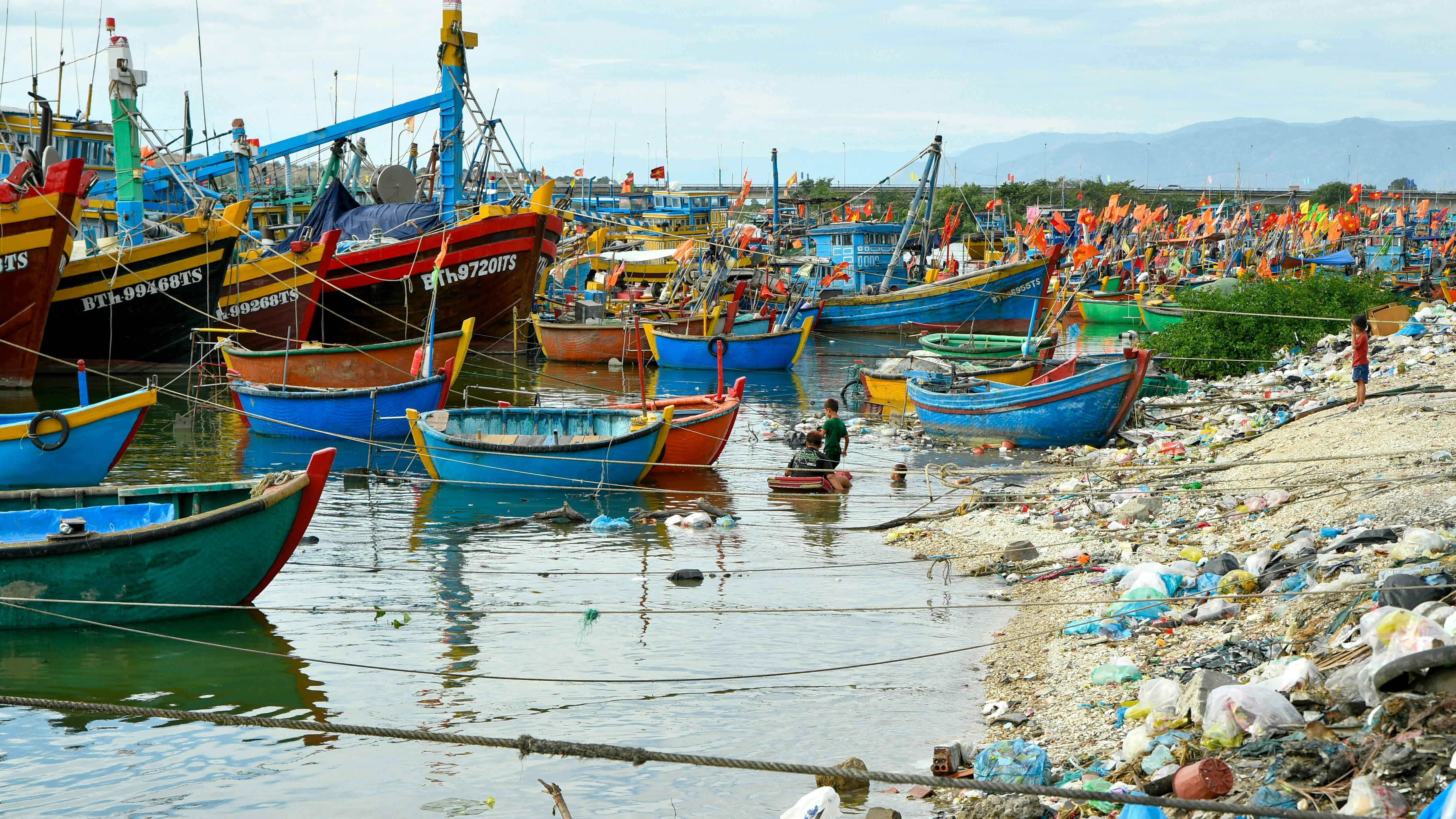 Coastal_Pollution_Boats_Vietnam