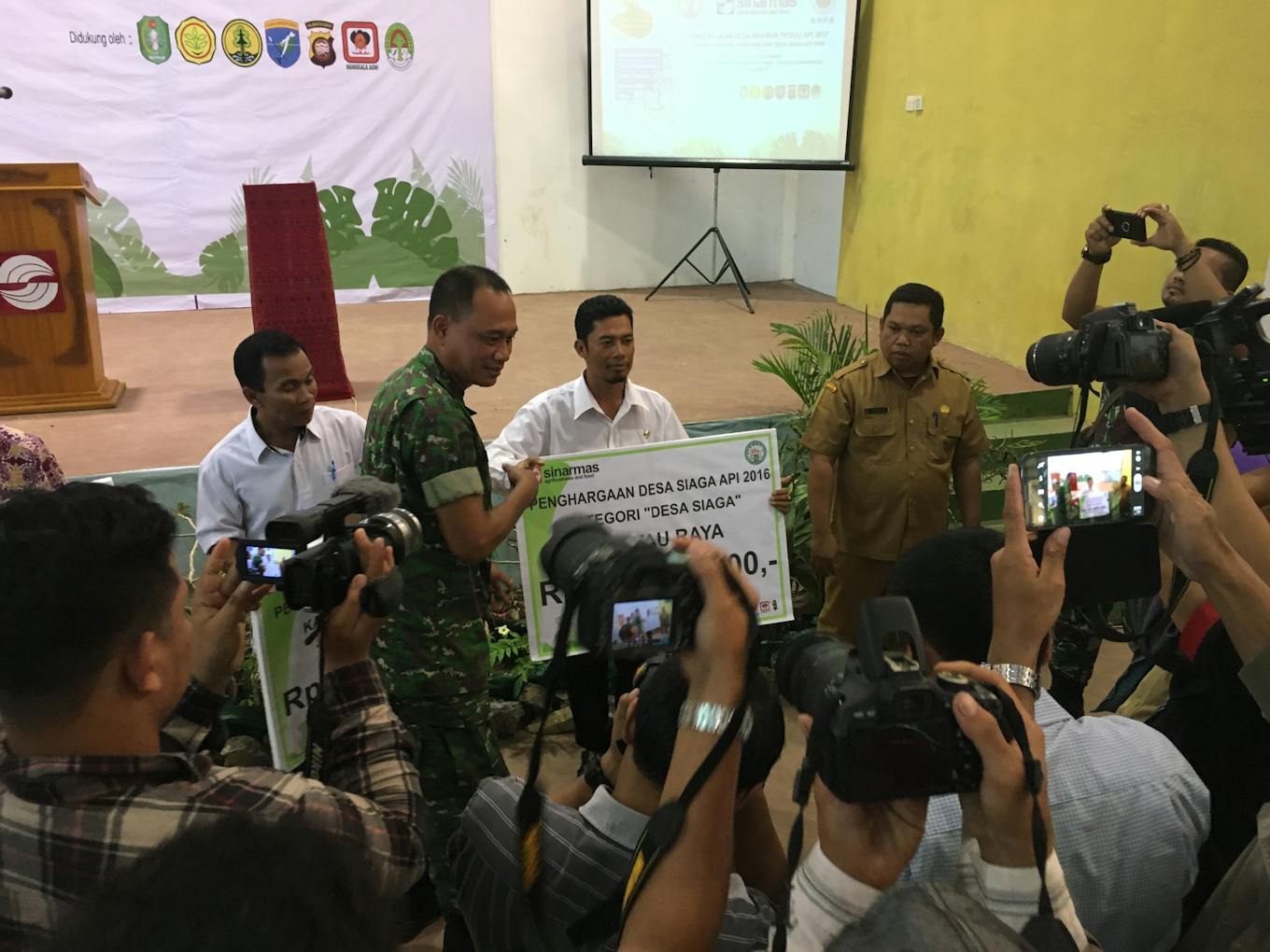 A cheque for IDR 100 million (US$7,500) is awarded to village representatives living in a GAR concession in West Kalimantan. The award is for keeping their village fire free.