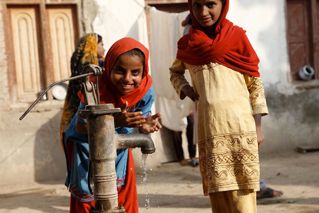Children, Pakistan, water pump2