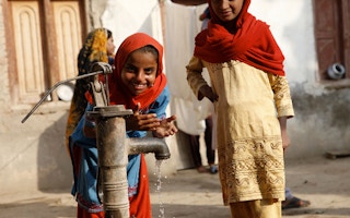 Children, Pakistan, water pump2