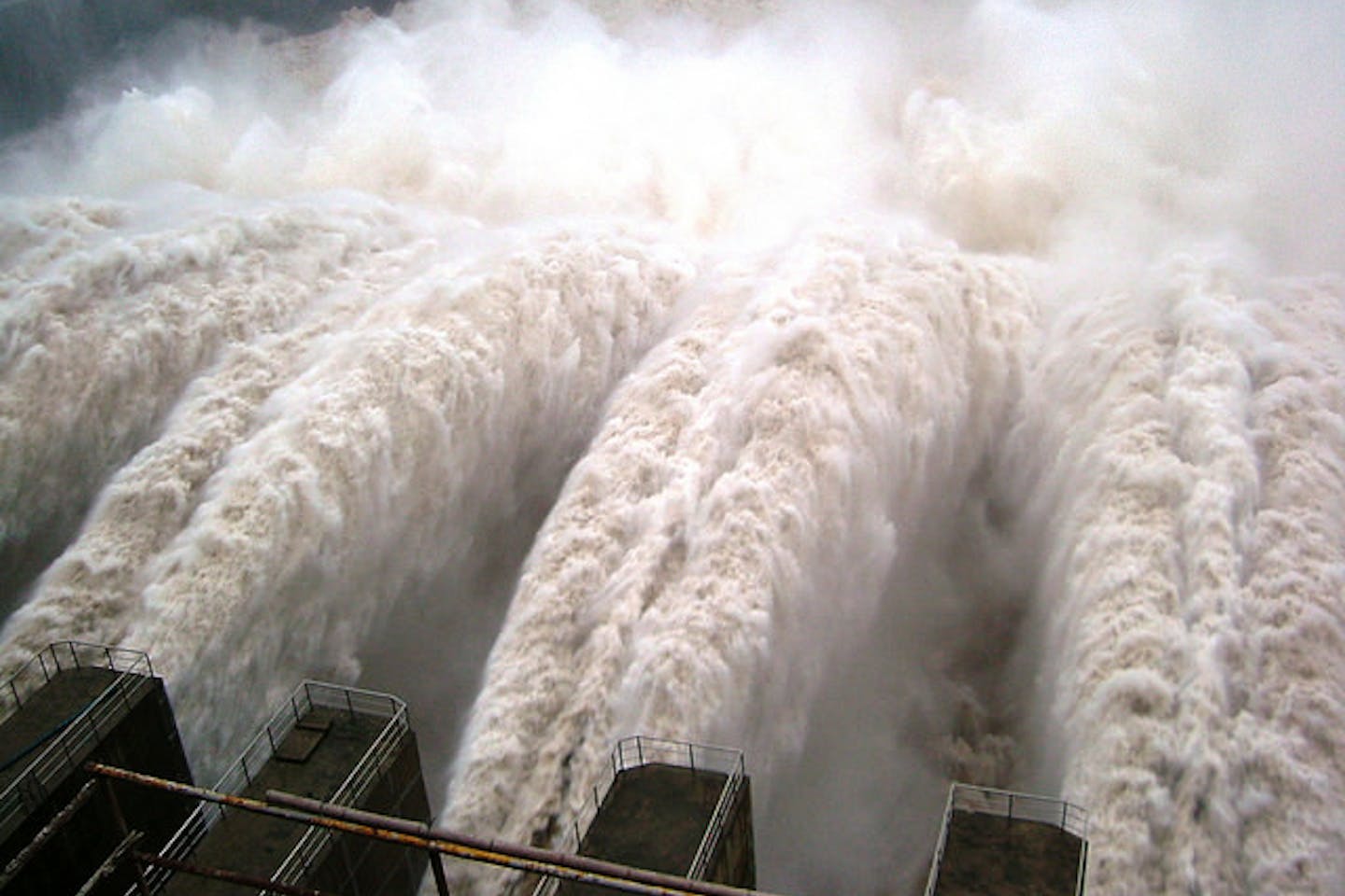 Yangtze dam overflow