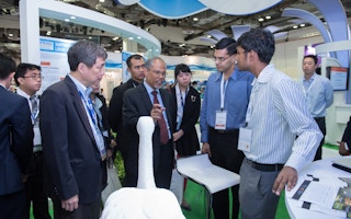MEWR Minister Masagos Zulkifli speaking to representatives from Subnero at the 2016 Innovation Pavilion.