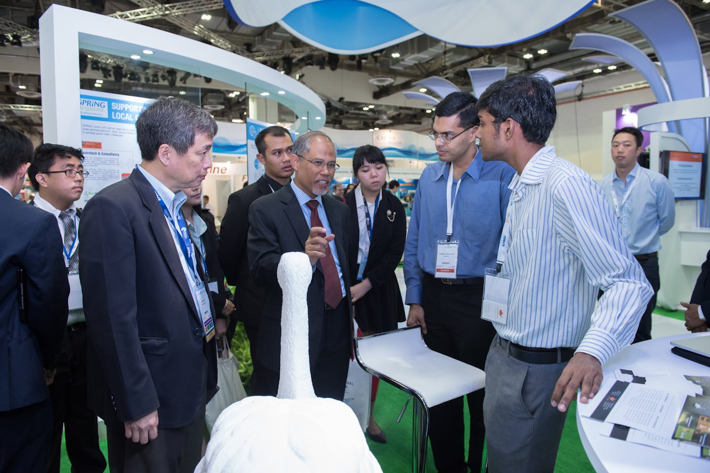 MEWR Minister Masagos Zulkifli speaking to representatives from Subnero at the 2016 Innovation Pavilion.