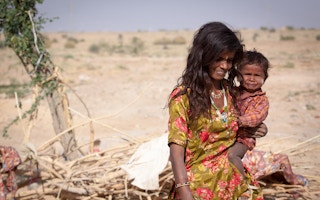 Mother and child in the Thar desert, India