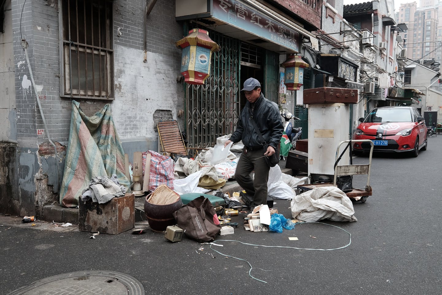 Rubbish picker collects trash in China