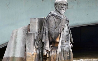 zouave statue siene river