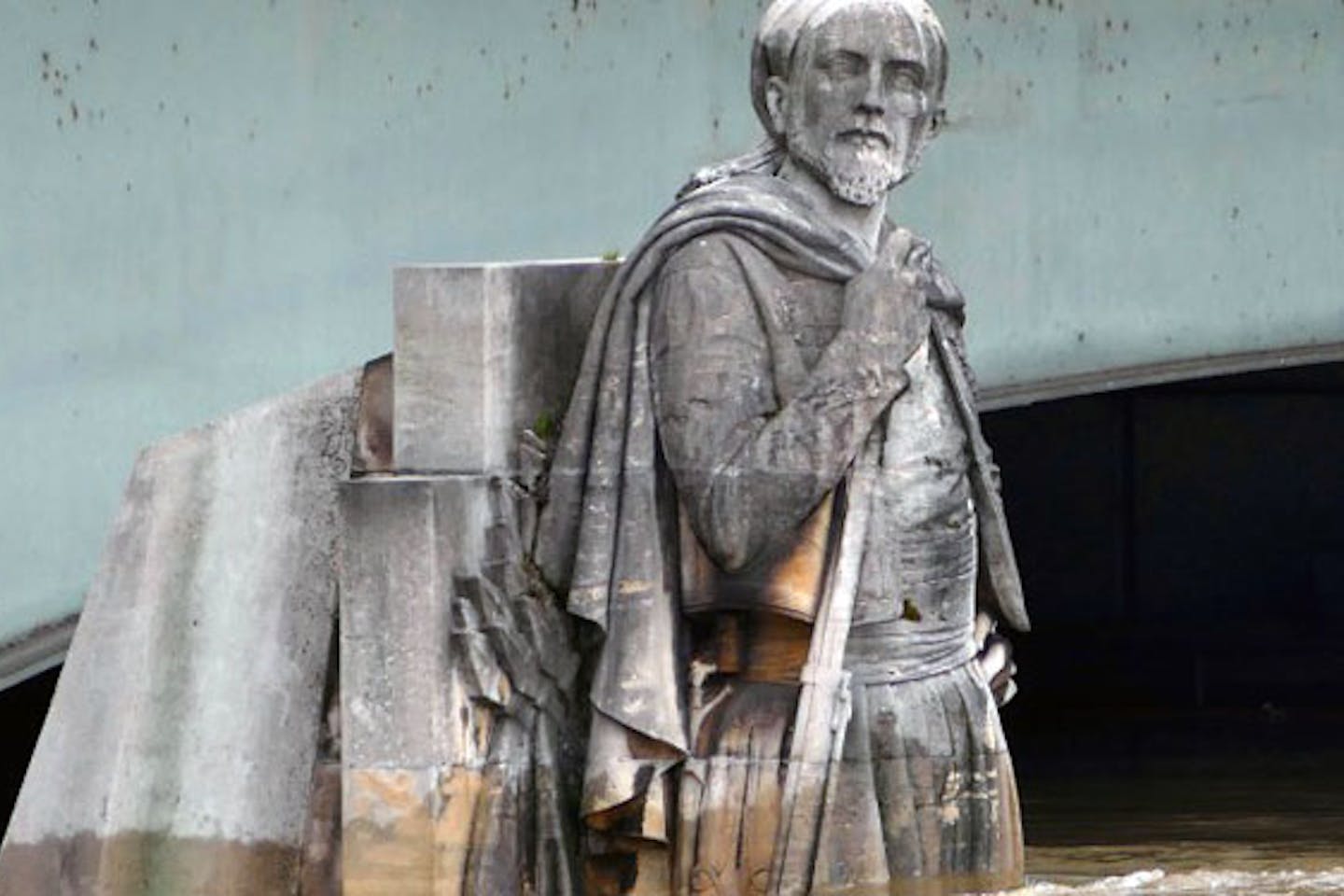 zouave statue siene river