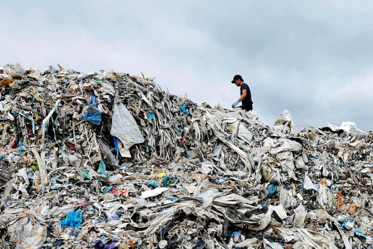 Import dump. Дампинг. Dumping ground. Свалка Deonar, Мумбаи, Индия. Plastic World.