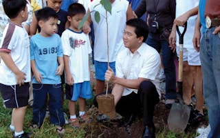 Mayor Herbert Bautista planting trees