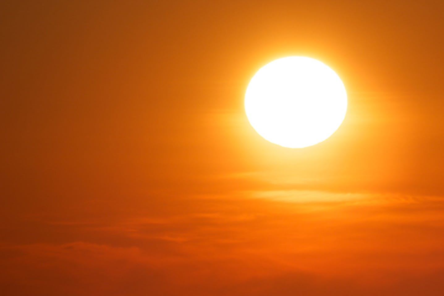 солнце. солнце. желтое солнце. закат. лучи солнца.
