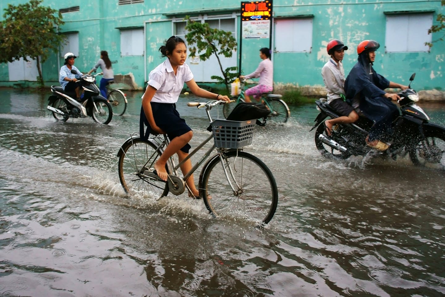 vietnam floods bicycle