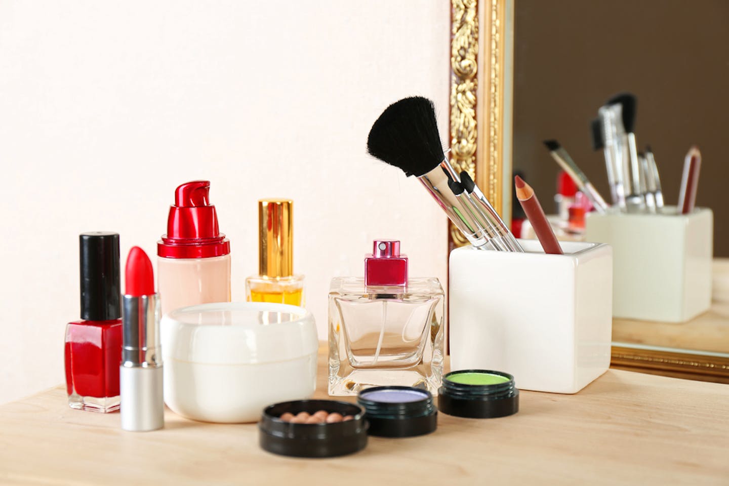 lipstick dressing table