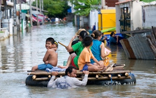 children raft flood thailand