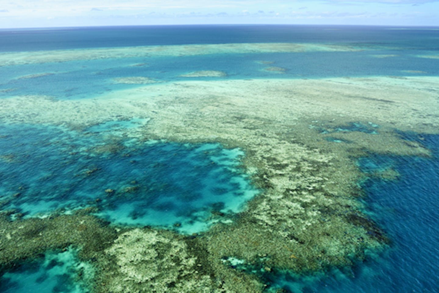 Аэрофотосъёмка Барьерный риф. Риф над водой. Подводные вулканы. Семь чудес света Барьерный риф.