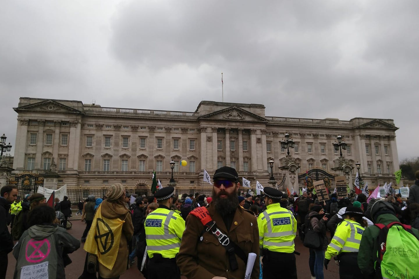 Protesters gather outside Buckingham Palace to protest against the British government's failure to take action to halt dangerous climate change. Image: Kevin Wing