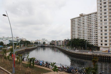 a-view-of-the-canal-from-mieu-noi-apartment-building-516387-nltn-20-8-2012-5a-113cc